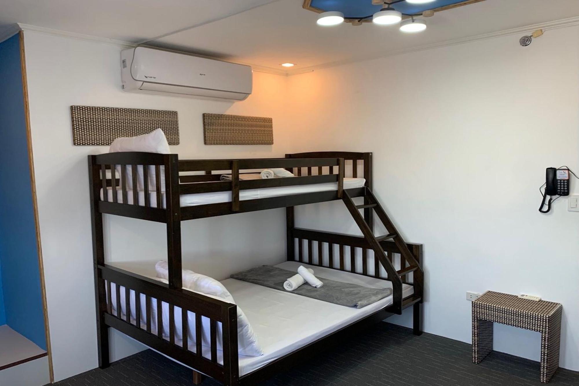 Attic Capsule Hotel Marigondon  ภายนอก รูปภาพ