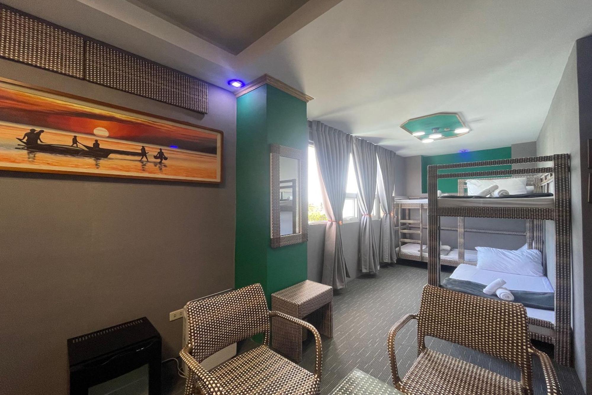 Attic Capsule Hotel Marigondon  ภายนอก รูปภาพ