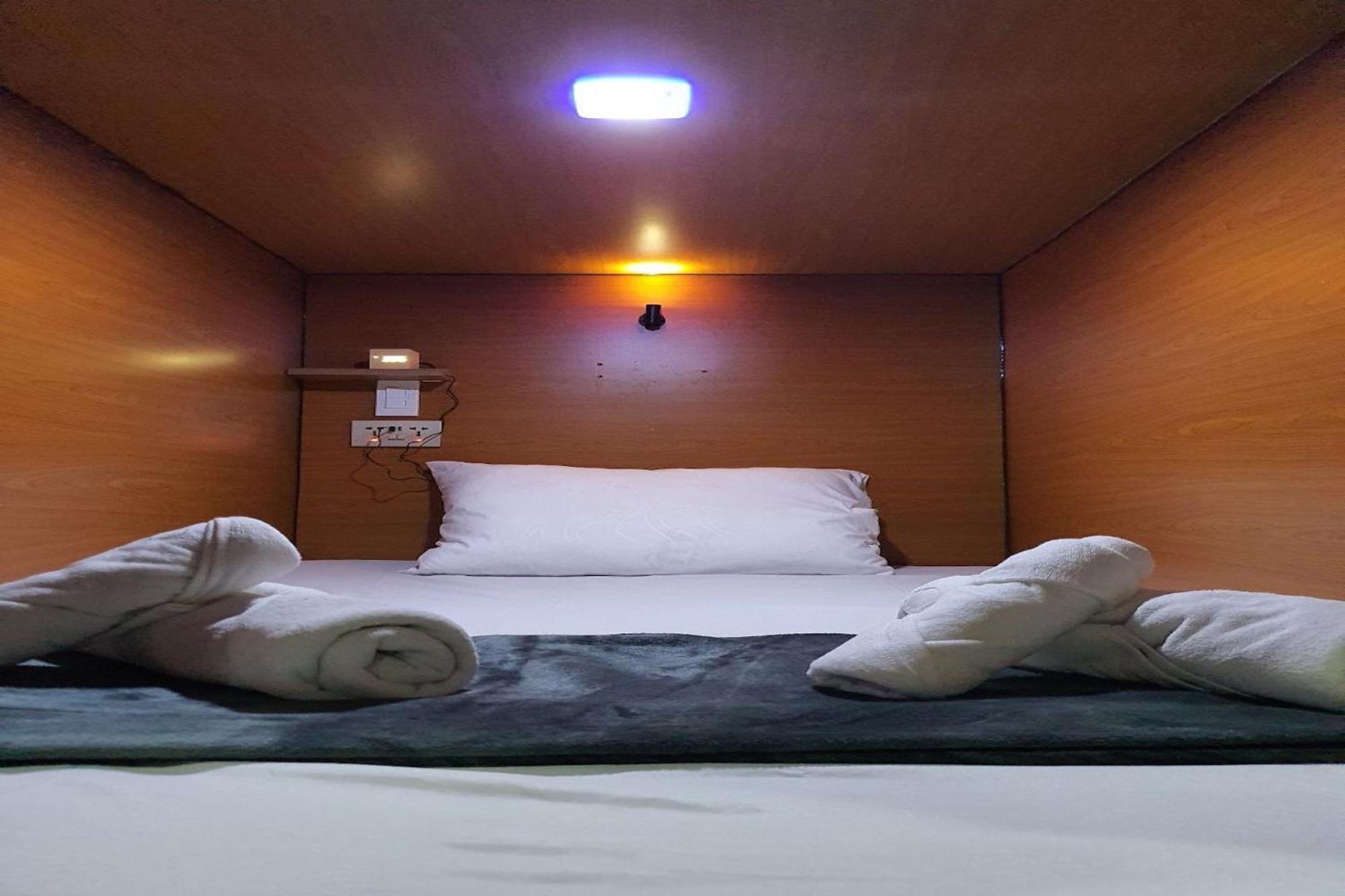 Attic Capsule Hotel Marigondon  ภายนอก รูปภาพ