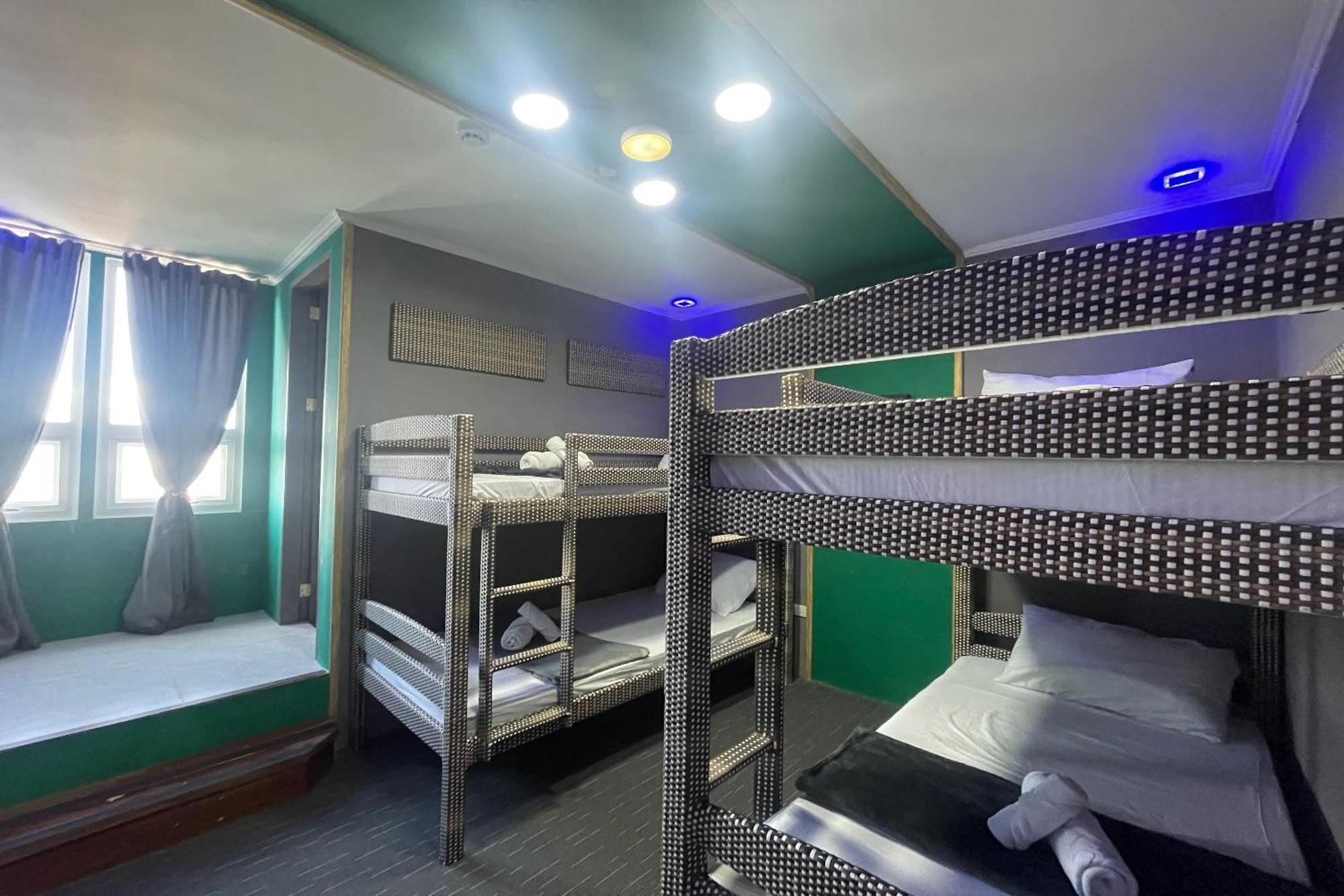 Attic Capsule Hotel Marigondon  ภายนอก รูปภาพ