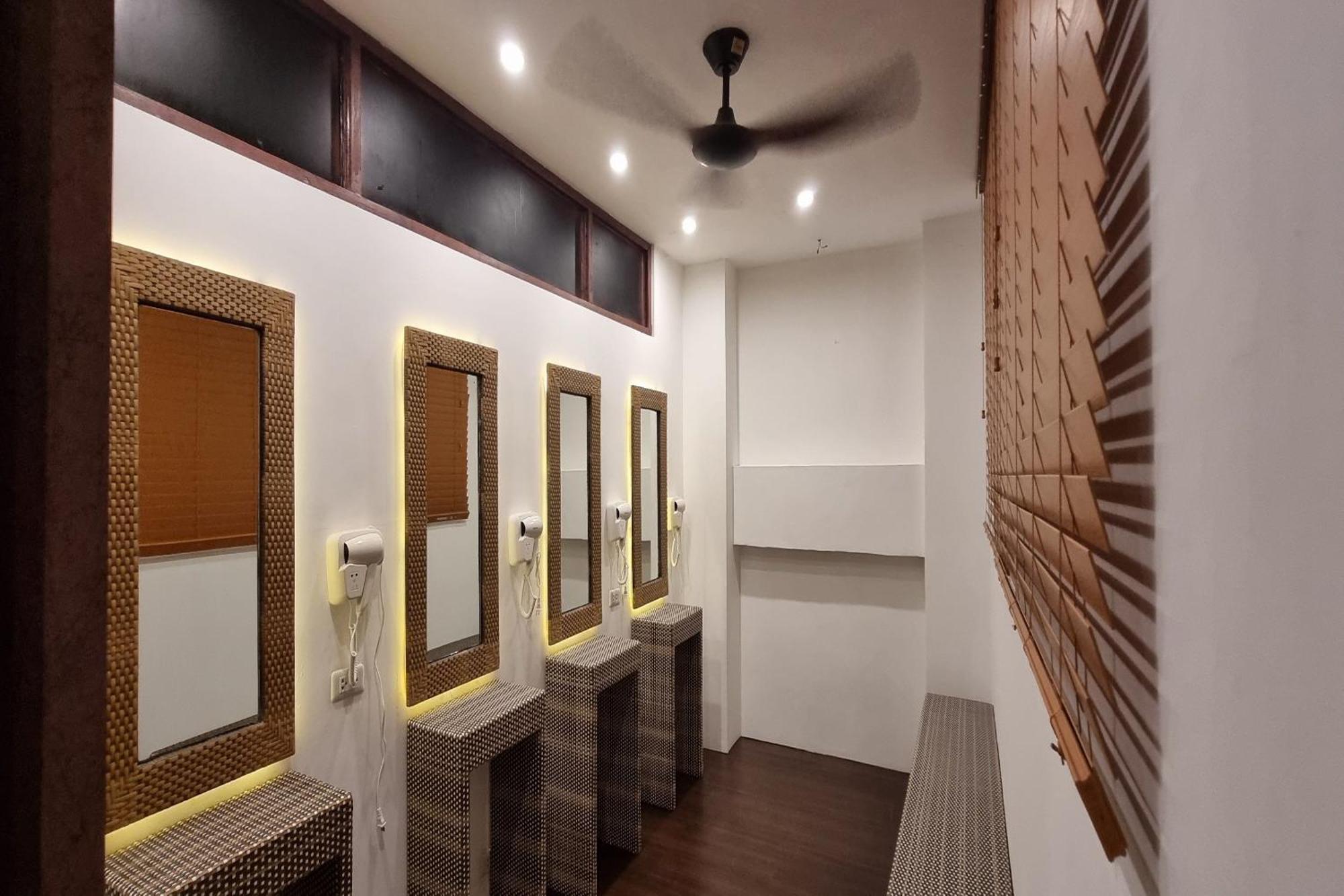 Attic Capsule Hotel Marigondon  ภายนอก รูปภาพ