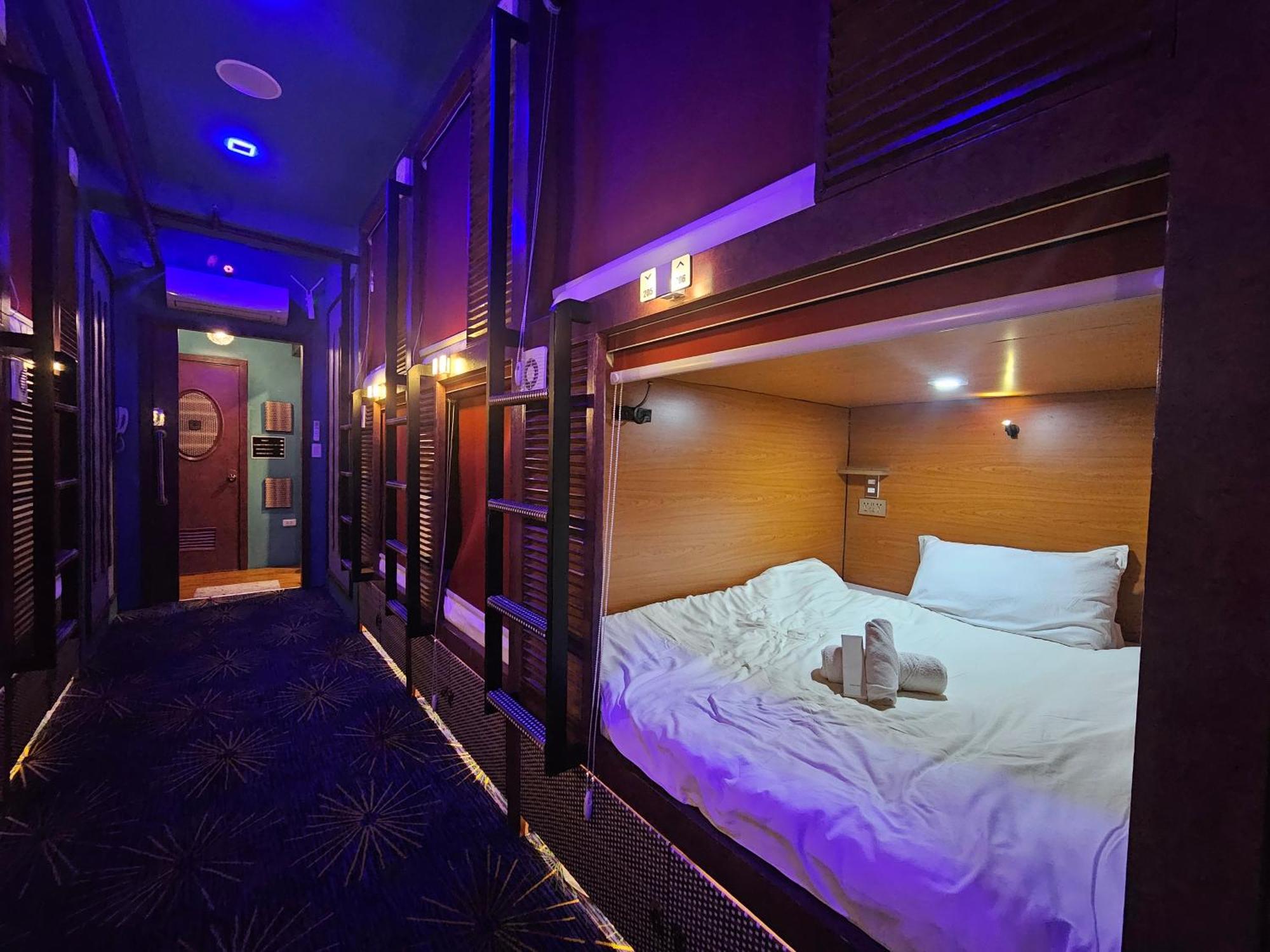 Attic Capsule Hotel Marigondon  ภายนอก รูปภาพ