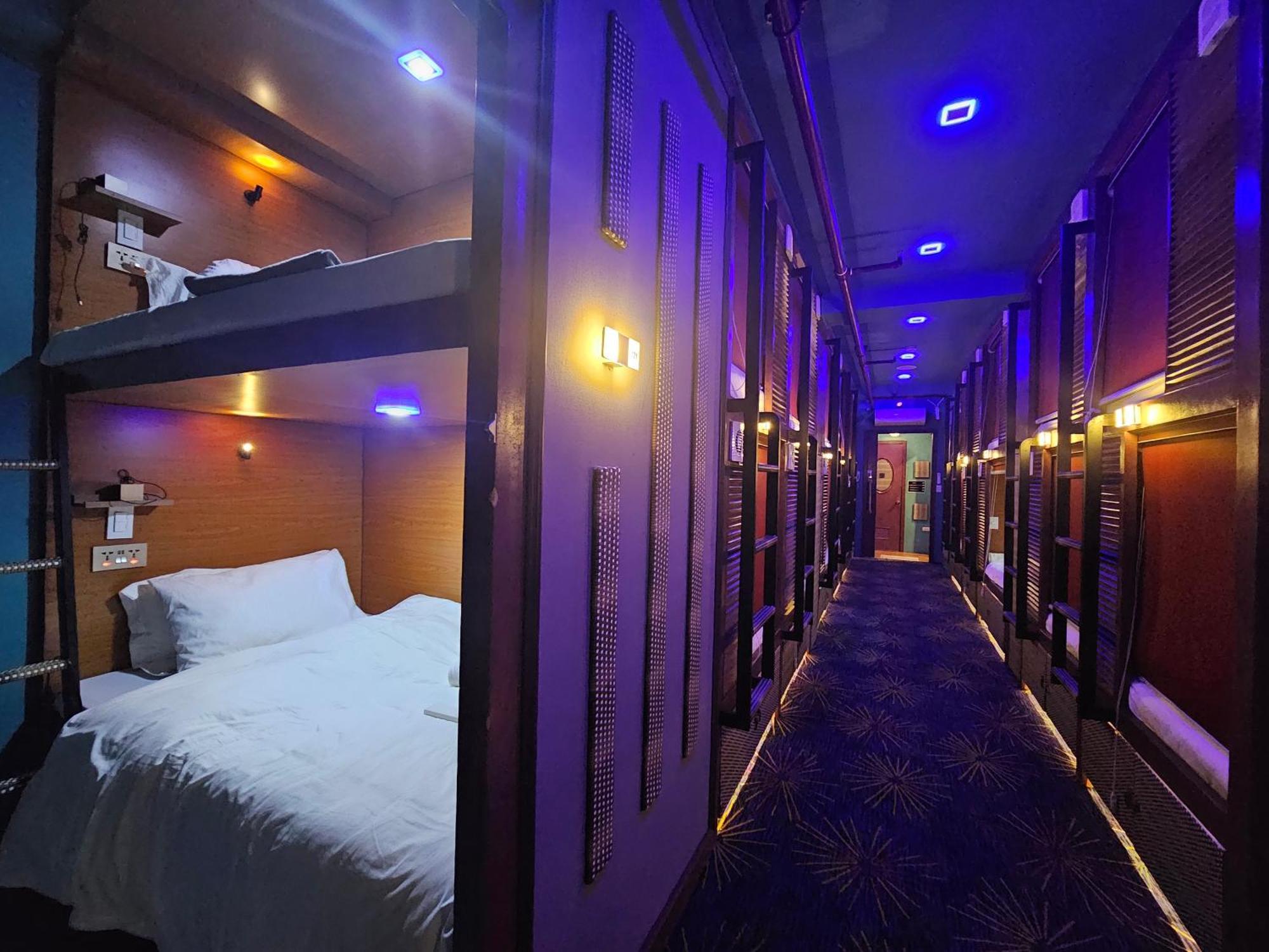 Attic Capsule Hotel Marigondon  ภายนอก รูปภาพ